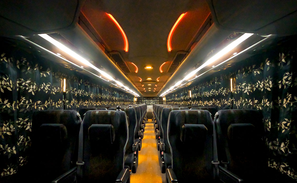 翔礼交通 BLACK-MONSTER #8801 車内座席 夜間