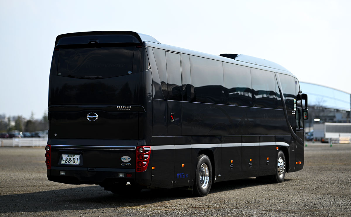 翔礼交通 BLACK-MONSTER #8801 車体右斜背面