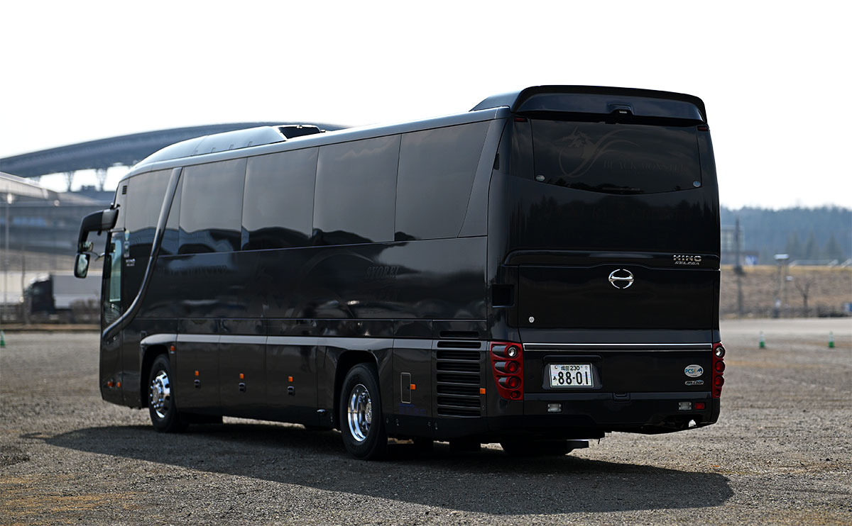 翔礼交通 BLACK-MONSTER #8801 車体左斜背面