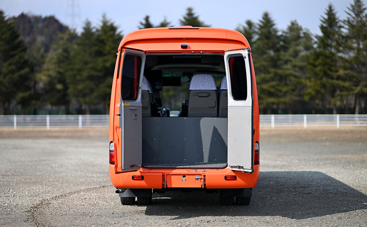翔礼交通 HIGHWAY-RABBIT #88 車体側面 トランク
